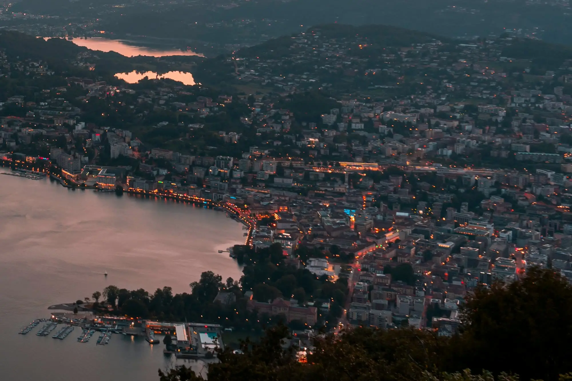 Le luci di Lugano lungo il lago, la sera