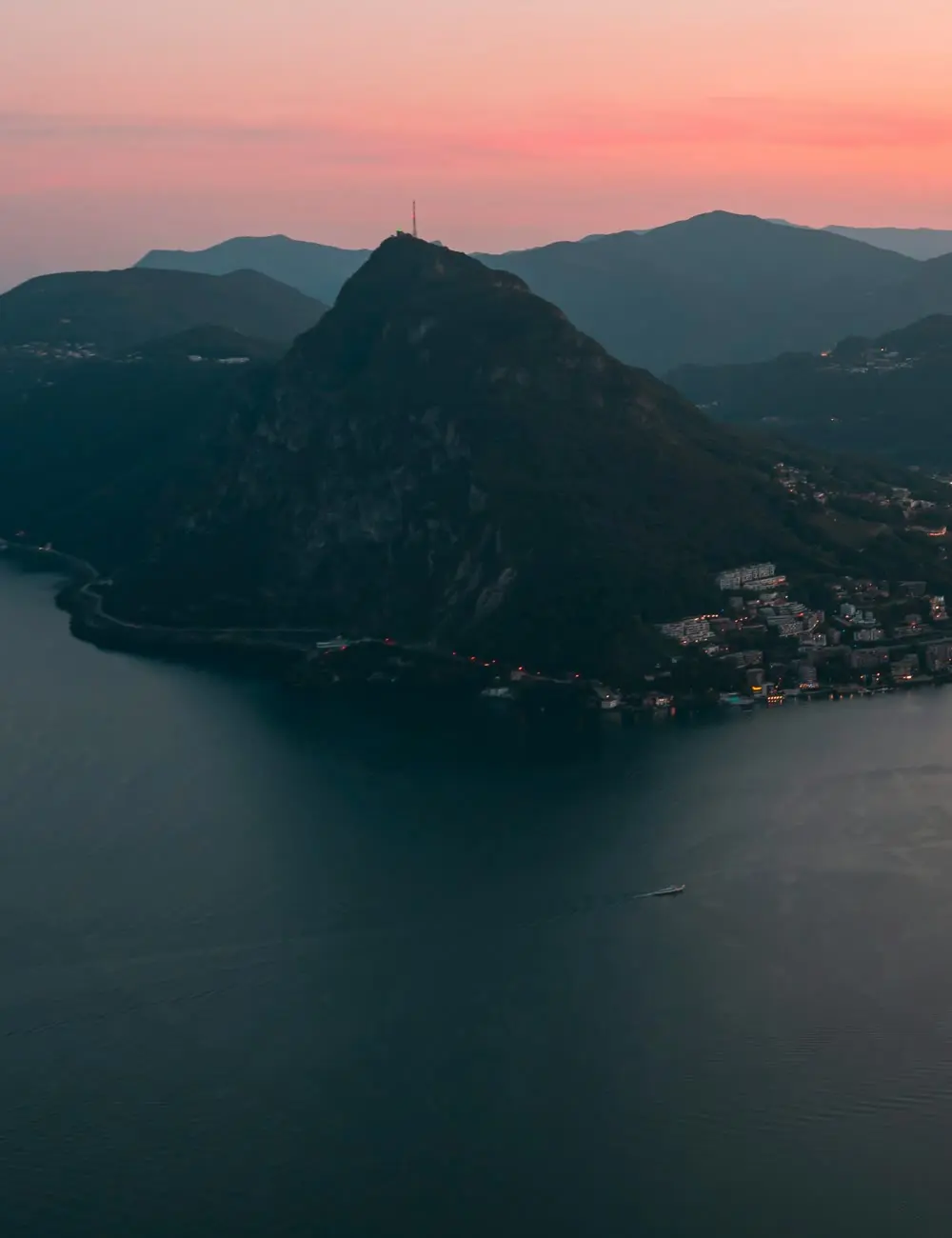 Il Monte San Salvatore sul lago di Lugano al tramonto